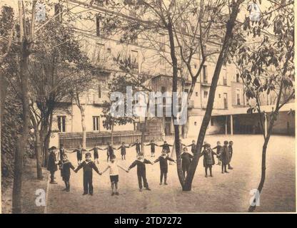 12/31/1929. Schüler der Nuestra Señora del Pilar spielen in einem Kreis auf dem Innenhof des alten Zentrums. Quelle: Album/Archivo ABC Stockfoto