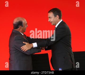 09/05/2007. Boadilla del Monte (Madrid), 09.06.07.- der Präsident der Regierung, José Luis Rodríguez Zapatero (I), zusammen mit dem Präsidenten der Santander Bank, Emilio Botín, in der Finanzstadt der Santander Gruppe, die er heute in der Madrider Stadt Boadilla del Monte besuchte.-Foto Ernesto Agudo. Quelle: Album/Archivo ABC/Ernesto Agudo Stockfoto