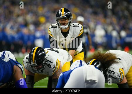 Indianapolis, Indiana, USA. Dezember 2023, Indianapolis, Indiana, USA: 16. Dezember, 2023 Pittsburgh Steelers Quarterback Mitch Trubisky (10) unter dem Pittsburgh Steelers Center Mason Cole (61) während der Pittsburgh Steelers vs. Indianapolis Colts in Indianapolis, IN. Jake Mysliwczyk/AMG Media (Kreditbild: © Jake Mysliwczyk/BMR via ZUMA Press Wire) NUR ZUR REDAKTIONELLEN VERWENDUNG! Nicht für kommerzielle ZWECKE! Quelle: ZUMA Press, Inc./Alamy Live News Stockfoto