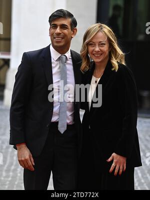 (231217) -- ROM, 17. Dezember 2023 (Xinhua) -- der britische Premierminister Rishi Sunak (L) und der italienische Premierminister Giorgia Meloni treffen sich am 16. Dezember 2023 im Palazzo Chigi, dem offiziellen Sitz der italienischen Regierung, in Rom. Die Staats- und Regierungschefs Italiens, Großbritanniens und Albaniens sagten am Samstag in Rom, dass die Bekämpfung der irregulären Einwanderung in Europa eine "verstärkte Zusammenarbeit" zwischen den Nationen erfordern würde. (Foto: Alberto Lingria/Xinhua) Stockfoto