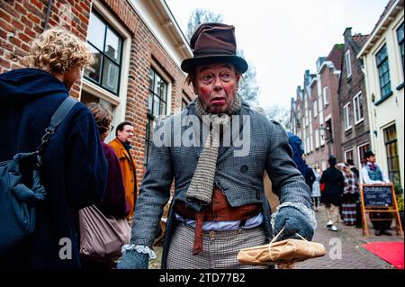 Deventer, Niederlande . Dezember 2023. Ein Mann tritt als Obdachloser aus der Dickens-Zeit auf. Jedes Jahr, um dieses Datum, lebt die Welt des englischen Schriftstellers Charles Dickens aus dem 19. Jahrhundert in der schönen niederländischen Stadt Deventer wieder. Mehr als 950 Charaktere aus den berühmten Büchern von Dickens zurück ins Leben. Wohlhabende Damen und Herren mit Spitzhüten ziehen durch die Straßen. Die Landschaft des Festivals besteht aus historischen Gebäuden, Weihnachtsbäumen und Tausenden von kleinen Lichtern. Quelle: SOPA Images Limited/Alamy Live News Stockfoto