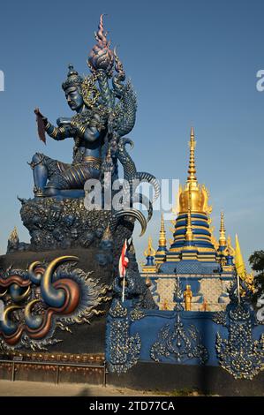 Statuen von Engeln, die den wunderschönen Ort im Stil angewandter thailändischer Kunst bewachen, sind sehr detailliert und exquisit. Im Wat Rong Suea Ten Tempel. Stockfoto