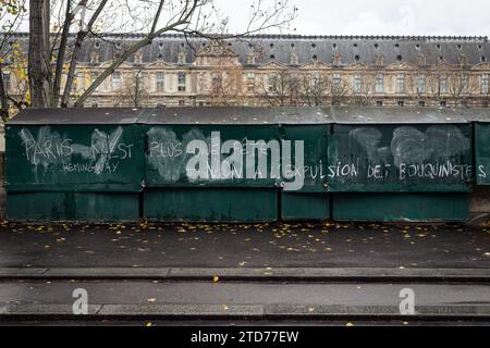 Paris, Frankreich. Dezember 2023. Ein Bouquinistenstand mit Protestschriften, in denen steht: "Paris ist keine Party mehr. Nein zum Ausstieg der Buchhändler. Bouquinistes, die berühmten Buchhändler von Paris, müssen während der Olympischen Spiele das seine-Ufer verlassen. Phrasen, die gegen diese Maßnahme protestierten, wurden an Buchhändlern verfasst. (Credit Image: © Telmo Pinto/SOPA Images via ZUMA Press Wire) NUR REDAKTIONELLE VERWENDUNG! Nicht für kommerzielle ZWECKE! Stockfoto