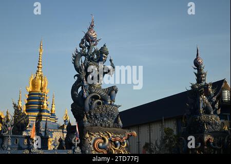 Statuen von Engeln, die den wunderschönen Ort im Stil angewandter thailändischer Kunst bewachen, sind sehr detailliert und exquisit. Im Tempel Wat Rong Suea Ten. Stockfoto