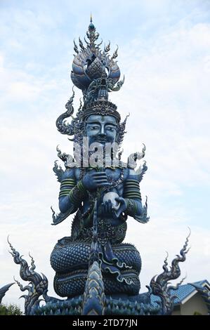 Statuen von Engeln, die im Stil thailändischer Kunst bewachen, die sehr detailliert und exquisit sind. Es ist einzigartig vor der Kirche im Wat Rong Suea Ten. Stockfoto