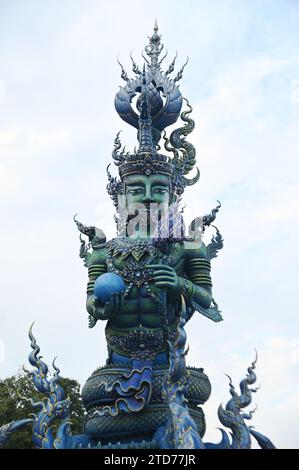 Statuen von Engeln, die im Stil thailändischer Kunst bewachen, die sehr detailliert und exquisit sind. Es ist einzigartig vor der Kirche im Wat Rong Suea Ten. Stockfoto