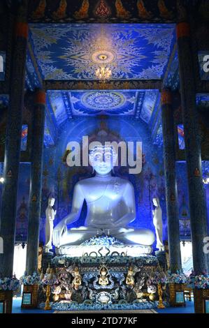 Der große, perlweiße Buddha Imageis, genannt „Phra Buddha Ratchkhon Bodi Trilokanat“. Befindet sich im Tempel Wat Rong Suea Ten in Chiang Rai. Stockfoto