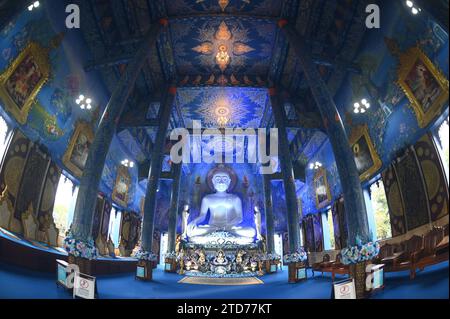 Der große, perlweiße Buddha Imageis, genannt „Phra Buddha Ratchkhon Bodi Trilokanat“. Befindet sich im Tempel Wat Rong Suea Ten in Chiang Rai. Stockfoto