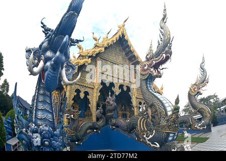 Die Naga-Leiterskulptur vor der Kapelle ist eine einzigartige angewandte Kunst mit Blau- und Himmelsfarben, die mit Gold kontrastieren. Im Wat Rong Suea Ten Tempel. Stockfoto
