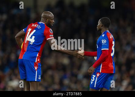 (231217) – MANCHESTER, 17. Dezember 2023 (Xinhua) – Jean-Philippe Mateta (L) aus Crystal Palace feiert mit seinem Teamkollegen Tyrick Mitchell, nachdem er am 16. Dezember 2023 das erste Tor seiner Mannschaft beim englischen Premier League-Spiel zwischen Manchester City und Crystal Palace in Manchester erzielt hat. (XINHUA) NUR FÜR REDAKTIONELLE ZWECKE. NICHT ZUM VERKAUF FÜR MARKETING- ODER WERBEKAMPAGNEN. KEINE VERWENDUNG MIT NICHT AUTORISIERTEN AUDIO-, VIDEO-, DATEN-, REGALLISTEN, CLUB-/LEAGUE-LOGOS ODER LIVE-DIENSTEN. ONLINE-IN-MATCH-NUTZUNG AUF 45 BILDER BESCHRÄNKT, KEINE VIDETEMULATION. KEINE VERWENDUNG BEI WETTEN, SPIELEN ODER SINGLE CLUB/LEAGUE/PLAYER PUB Stockfoto