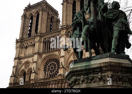 Paris, Frankreich. Dezember 2023. Blick auf die Fassade der Kathedrale Notre-Dame. Die Kathedrale Notre-Dame in Paris ist in die letzte Phase ihres Wiederaufbaus eingetreten. Der verheerende Brand von 2019 verursachte erhebliche Schäden am Gebäude, einschließlich des berühmten Turms, der wieder errichtet wurde. Der Termin für die Wiedereröffnung ist der 8. Dezember 2024. Quelle: SOPA Images Limited/Alamy Live News Stockfoto