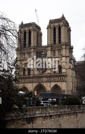 Paris, Frankreich. Dezember 2023. Blick auf die Fassade der Kathedrale Notre-Dame. Die Kathedrale Notre-Dame in Paris ist in die letzte Phase ihres Wiederaufbaus eingetreten. Der verheerende Brand von 2019 verursachte erhebliche Schäden am Gebäude, einschließlich des berühmten Turms, der wieder errichtet wurde. Der Termin für die Wiedereröffnung ist der 8. Dezember 2024. Quelle: SOPA Images Limited/Alamy Live News Stockfoto