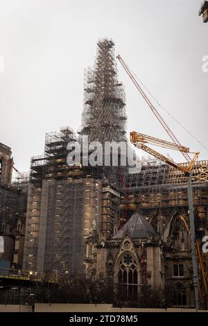 Paris, Frankreich. Dezember 2023. Der Turm der Kathedrale Notre-Dame, der während der Renovierung durch Gerüste geschützt wurde. Die Kathedrale Notre-Dame in Paris ist in die letzte Phase ihres Wiederaufbaus eingetreten. Der verheerende Brand von 2019 verursachte erhebliche Schäden am Gebäude, einschließlich des berühmten Turms, der wieder errichtet wurde. Der Termin für die Wiedereröffnung ist der 8. Dezember 2024. Quelle: SOPA Images Limited/Alamy Live News Stockfoto