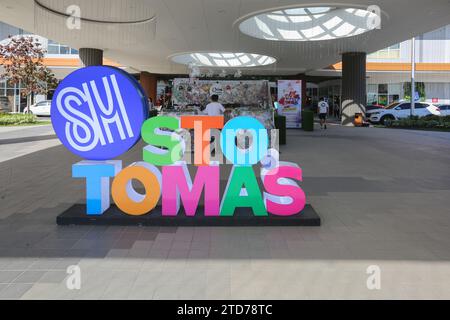 Santo Tomas, Philippinen. 17. Dezember 2023: Eine Woche vor Heiligabend stürmen sich die Filipinos im brandneuen SM City Sto. Tomas (Batangas) ist das neueste und 85. Philippinische Einkaufszentrum, das von SM Prime, einem der größten Betreiber von Einkaufszentren in Südostasien, ins Leben gerufen wurde. Architektonisch vom Flughafen Changi inspiriert, ist es das erste Einkaufszentrum im Singapur-Stil des Landes. Als eines der größten katholischen Länder feiern die Philippinen die längste Weihnachtszeit der Welt, die am 1. September beginnt und bereits im August Weihnachtsmusik gespielt wird. Quelle: Kevin Izorce/Alamy Live News Stockfoto