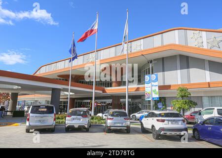 Santo Tomas, Philippinen. 17. Dezember 2023: Eine Woche vor Heiligabend stürmen sich die Filipinos im brandneuen SM City Sto. Tomas (Batangas) ist das neueste und 85. Philippinische Einkaufszentrum, das von SM Prime, einem der größten Betreiber von Einkaufszentren in Südostasien, ins Leben gerufen wurde. Architektonisch vom Flughafen Changi inspiriert, ist es das erste Einkaufszentrum im Singapur-Stil des Landes. Als eines der größten katholischen Länder feiern die Philippinen die längste Weihnachtszeit der Welt, die am 1. September beginnt und bereits im August Weihnachtsmusik gespielt wird. Quelle: Kevin Izorce/Alamy Live News Stockfoto