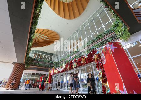 Santo Tomas, Philippinen. 17. Dezember 2023: Eine Woche vor Heiligabend stürmen sich die Filipinos im brandneuen SM City Sto. Tomas (Batangas) ist das neueste und 85. Philippinische Einkaufszentrum, das von SM Prime, einem der größten Betreiber von Einkaufszentren in Südostasien, ins Leben gerufen wurde. Architektonisch vom Flughafen Changi inspiriert, ist es das erste Einkaufszentrum im Singapur-Stil des Landes. Als eines der größten katholischen Länder feiern die Philippinen die längste Weihnachtszeit der Welt, die am 1. September beginnt und bereits im August Weihnachtsmusik gespielt wird. Quelle: Kevin Izorce/Alamy Live News Stockfoto