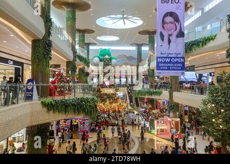 Santo Tomas, Philippinen. 17. Dezember 2023: Eine Woche vor Heiligabend stürmen sich die Filipinos im brandneuen SM City Sto. Tomas (Batangas) ist das neueste und 85. Philippinische Einkaufszentrum, das von SM Prime, einem der größten Betreiber von Einkaufszentren in Südostasien, ins Leben gerufen wurde. Architektonisch vom Flughafen Changi inspiriert, ist es das erste Einkaufszentrum im Singapur-Stil des Landes. Als eines der größten katholischen Länder feiern die Philippinen die längste Weihnachtszeit der Welt, die am 1. September beginnt und bereits im August Weihnachtsmusik gespielt wird. Quelle: Kevin Izorce/Alamy Live News Stockfoto