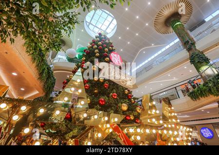 Santo Tomas, Philippinen. 17. Dezember 2023: Eine Woche vor Heiligabend stürmen sich die Filipinos im brandneuen SM City Sto. Tomas (Batangas) ist das neueste und 85. Philippinische Einkaufszentrum, das von SM Prime, einem der größten Betreiber von Einkaufszentren in Südostasien, ins Leben gerufen wurde. Architektonisch vom Flughafen Changi inspiriert, ist es das erste Einkaufszentrum im Singapur-Stil des Landes. Als eines der größten katholischen Länder feiern die Philippinen die längste Weihnachtszeit der Welt, die am 1. September beginnt und bereits im August Weihnachtsmusik gespielt wird. Quelle: Kevin Izorce/Alamy Live News Stockfoto