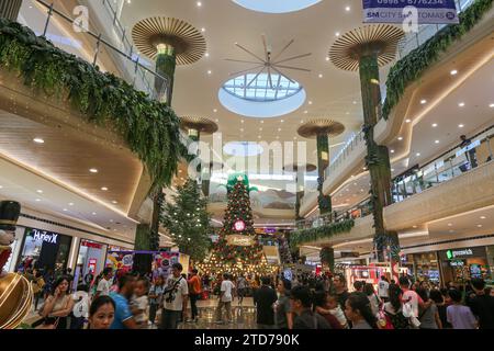 Santo Tomas, Philippinen. 17. Dezember 2023: Eine Woche vor Heiligabend stürmen sich die Filipinos im brandneuen SM City Sto. Tomas (Batangas) ist das neueste und 85. Philippinische Einkaufszentrum, das von SM Prime, einem der größten Betreiber von Einkaufszentren in Südostasien, ins Leben gerufen wurde. Architektonisch vom Flughafen Changi inspiriert, ist es das erste Einkaufszentrum im Singapur-Stil des Landes. Als eines der größten katholischen Länder feiern die Philippinen die längste Weihnachtszeit der Welt, die am 1. September beginnt und bereits im August Weihnachtsmusik gespielt wird. Quelle: Kevin Izorce/Alamy Live News Stockfoto