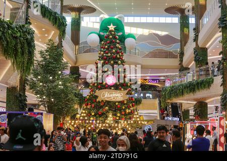 Santo Tomas, Philippinen. 17. Dezember 2023: Eine Woche vor Heiligabend stürmen sich die Filipinos im brandneuen SM City Sto. Tomas (Batangas) ist das neueste und 85. Philippinische Einkaufszentrum, das von SM Prime, einem der größten Betreiber von Einkaufszentren in Südostasien, ins Leben gerufen wurde. Architektonisch vom Flughafen Changi inspiriert, ist es das erste Einkaufszentrum im Singapur-Stil des Landes. Als eines der größten katholischen Länder feiern die Philippinen die längste Weihnachtszeit der Welt, die am 1. September beginnt und bereits im August Weihnachtsmusik gespielt wird. Quelle: Kevin Izorce/Alamy Live News Stockfoto