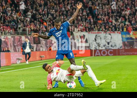 Leipzig, Deutschland 16. Dezember 2023: 1.BL - 2023/2024 - RB Leipzig vs. TSG 1899 Hoffenheim im Bild: v. li. im Zweikampf Benjamin Henrichs (Leipzig) und Ihlas Bebou (Hoffenheim) /// die DFL-Vorschriften verbieten jede Verwendung von Fotografien als Bildsequenzen und/oder Quasi-Video. /// Stockfoto