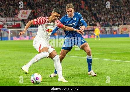 Leipzig, Deutschland 16. Dezember 2023: 1.BL - 2023/2024 - RB Leipzig vs. TSG 1899 Hoffenheim im Bild: v. li. im Zweikampf Benjamin Henrichs (Leipzig) und Robert Skov (Hoffenheim) /// DFL-Vorschriften verbieten jede Verwendung von Fotografien als Bildsequenzen und/oder Quasi-Video. /// Stockfoto