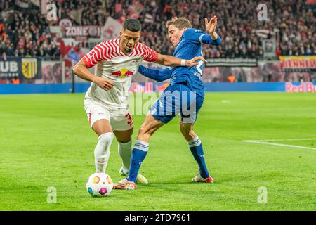 Leipzig, Deutschland 16. Dezember 2023: 1.BL - 2023/2024 - RB Leipzig vs. TSG 1899 Hoffenheim im Bild: v. li. im Zweikampf Benjamin Henrichs (Leipzig) und Robert Skov (Hoffenheim) /// DFL-Vorschriften verbieten jede Verwendung von Fotografien als Bildsequenzen und/oder Quasi-Video. /// Stockfoto