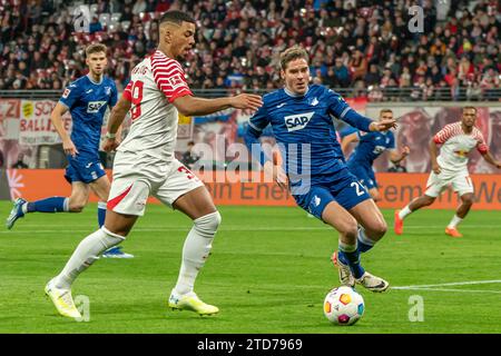 Leipzig, Deutschland 16. Dezember 2023: 1.BL - 2023/2024 - RB Leipzig vs. TSG 1899 Hoffenheim im Bild: v. li. im Zweikampf Benjamin Henrichs (Leipzig) und Robert Skov (Hoffenheim) /// DFL-Vorschriften verbieten jede Verwendung von Fotografien als Bildsequenzen und/oder Quasi-Video. /// Stockfoto