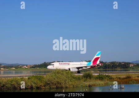 Eurowings Airbus A319-132 OE-LYZ am Flughafen Ioannis Kapodistris, Korfu, Griechenland Stockfoto