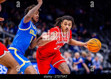 16. Dezember 2023: Brandon Williams (5) der UCLA Bruins-Garde überwacht Ohio State Buckeyes Forward Devin Royal (21) während der ersten Hälfte des CBS Sports Classic Matchups in der State Farm Arena in Atlanta, GA. (Scott Kinser/CSM) (Bild: © Scott Kinser/Cal Sport Media) Stockfoto