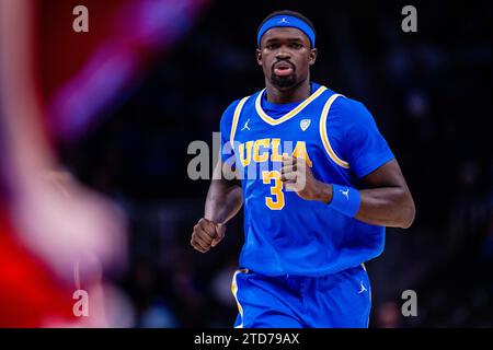 16. Dezember 2023: UCLA Bruins Forward Adem Bona (3) tritt im CBS Sports Classic Matchup in der State Farm Arena in Atlanta, GA, gegen die Ohio State Buckeyes zurück. (Scott Kinser/CSM) Stockfoto