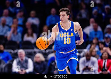 16. Dezember 2023: Der UCLA Bruins-Wachmann Lazar Stefanovic (10) bringt den Ball gegen die Ohio State Buckeyes im CBS Sports Classic Matchup in der State Farm Arena in Atlanta, GA. (Scott Kinser/CSM) Stockfoto