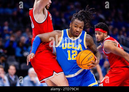 16. Dezember 2023: UCLA Bruins Wachmann Sebastian Mack (12) fährt in der zweiten Hälfte des CBS Sports Classic Matchups in der State Farm Arena in Atlanta, GA, um Ohio State Buckeyes Forward Jamison Battle (10) herum. (Scott Kinser/CSM) Stockfoto