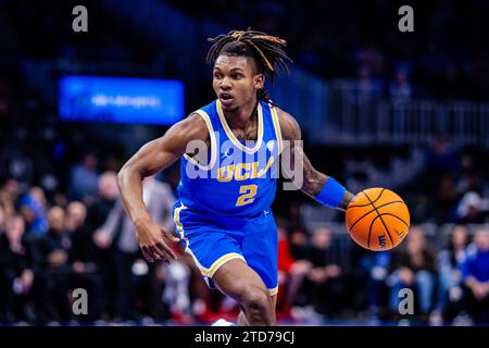 16. Dezember 2023: UCLA Bruins Wächter Dylan Andrews (2) fährt mit dem Ball gegen die Ohio State Buckeyes im CBS Sports Classic Matchup in der State Farm Arena in Atlanta, GA. (Scott Kinser/CSM) Stockfoto