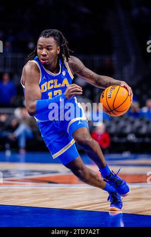 16. Dezember 2023: UCLA Bruins Wächter Sebastian Mack (12) fährt im CBS Sports Classic Matchup in der State Farm Arena in Atlanta, GA, zum Korb gegen die Ohio State Buckeyes. (Scott Kinser/CSM) (Bild: © Scott Kinser/Cal Sport Media) Stockfoto