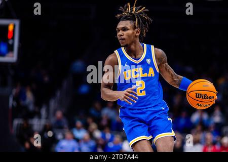 16. Dezember 2023: UCLA Bruins Garde Dylan Andrews (2) bringt den Ball gegen die Ohio State Buckeyes im CBS Sports Classic Matchup in der State Farm Arena in Atlanta, GA. (Scott Kinser/CSM) Stockfoto