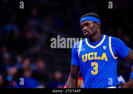 16. Dezember 2023: UCLA Bruins Stürmer Adem Bona (3) während der ersten Halbzeit gegen die Ohio State Buckeyes im CBS Sports Classic Matchup in der State Farm Arena in Atlanta, GA. (Scott Kinser/CSM) Stockfoto