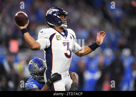 DETROIT, MI - 16. DEZEMBER: Denver Broncos Quarterback Russell Wilson (3) bekommt während des Spiels zwischen Denver Broncos und Detroit Lions am 16. Dezember 2023 im Ford Field in Detroit, MI (Foto: Allan Dranberg/CSM) Credit: CAL Sport Media/Alamy Live News Stockfoto