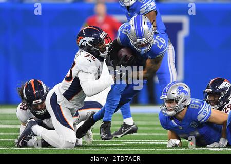 DETROIT, MI - 16. DEZEMBER: Detroit Lions RB Jahmyr Gibbs (26) Muskeln durch den Tackle von Denver Broncos Cornerback Fabian Moreau (23) während des Spiels zwischen Denver Broncos und Detroit Lions am 16. Dezember 2023 im Ford Field in Detroit, MI (Foto: Allan Dranberg/CSM) (Foto: © Allan Dranberg/Cal Sport Media) Credit: Cal Sport Media/Alamy Live News Stockfoto