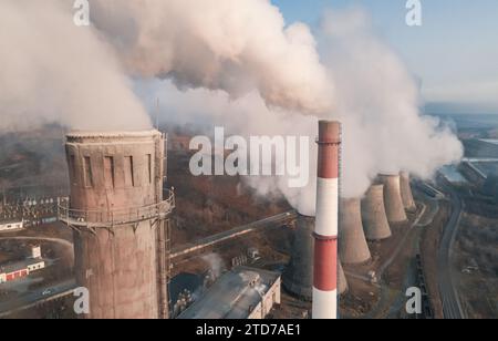 Luftaufnahme hoher Schornsteinrohre mit grauem Rauch aus Kohlekraftwerk. Stromerzeugung mit fossilen Brennstoffen. Ökologie und Verschmutzung der Natur. Stockfoto