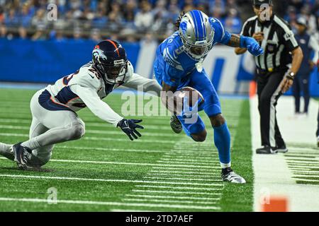 DETROIT, MI - 16. DEZEMBER: Detroit Lions WR Jameson Williams (9) überspannt die Seitenlinie, um Denver Broncos Cornerback Fabian Moreau (23) während des Spiels zwischen Denver Broncos und Detroit Lions am 16. Dezember 2023 im Ford Field in Detroit, MI (Foto: Allan Dranberg/CSM) Credit: Cal Sport Media/Alamy Live News Stockfoto