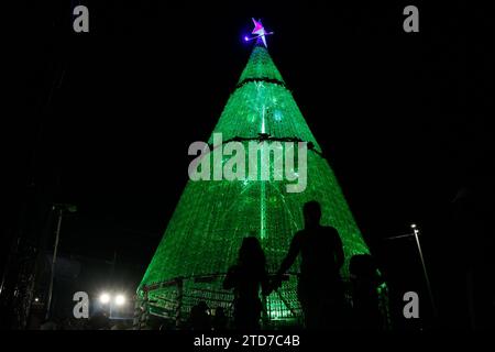 Guarulhos, Sao Paulo, Brasilien. Dezember 2023. GUARULHOS (SP), 16/2023 - DER GRÖSSTE RECYCELBARE WEIHNACHTSBAUM IN SAO PAULO - der größte Weihnachtsbaum mit Tierflaschen im Bundesstaat Sao Paulo, der drittgrößte in Brasilien, wurde am Samstag (16) in Guarulhos in Sao Paulo, Brasilien, eingeweiht. Haustiere alkoholfreie Getränkeflaschen werden von Einwohnern der Viertel in der Taboao Region (Guarulhos) recycelt und bilden den 18 Meter langen Baum, der jedes Jahr im ASCAD Sidneia Santos Court im Jardim Sao Domingos Viertel aufgestellt wurde und einst der größte Weihnachtsbaum in Tierflaschen von Bra war Stockfoto