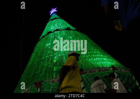 Guarulhos, Sao Paulo, Brasilien. Dezember 2023. GUARULHOS (SP), 16/2023 - DER GRÖSSTE RECYCELBARE WEIHNACHTSBAUM IN SAO PAULO - der größte Weihnachtsbaum mit Tierflaschen im Bundesstaat Sao Paulo, der drittgrößte in Brasilien, wurde am Samstag (16) in Guarulhos in Sao Paulo, Brasilien, eingeweiht. Haustiere alkoholfreie Getränkeflaschen werden von Einwohnern der Viertel in der Taboao Region (Guarulhos) recycelt und bilden den 18 Meter langen Baum, der jedes Jahr im ASCAD Sidneia Santos Court im Jardim Sao Domingos Viertel aufgestellt wurde und einst der größte Weihnachtsbaum in Tierflaschen von Bra war Stockfoto