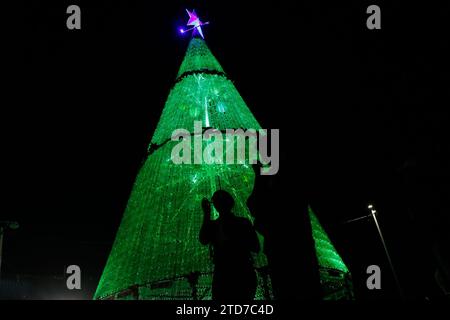 Guarulhos, Sao Paulo, Brasilien. Dezember 2023. GUARULHOS (SP), 16/2023 - DER GRÖSSTE RECYCELBARE WEIHNACHTSBAUM IN SAO PAULO - der größte Weihnachtsbaum mit Tierflaschen im Bundesstaat Sao Paulo, der drittgrößte in Brasilien, wurde am Samstag (16) in Guarulhos in Sao Paulo, Brasilien, eingeweiht. Haustiere alkoholfreie Getränkeflaschen werden von Einwohnern der Viertel in der Taboao Region (Guarulhos) recycelt und bilden den 18 Meter langen Baum, der jedes Jahr im ASCAD Sidneia Santos Court im Jardim Sao Domingos Viertel aufgestellt wurde und einst der größte Weihnachtsbaum in Tierflaschen von Bra war Stockfoto