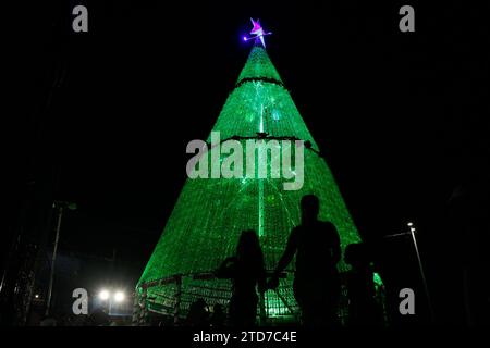 Guarulhos, Sao Paulo, Brasilien. Dezember 2023. GUARULHOS (SP), 16/2023 - DER GRÖSSTE RECYCELBARE WEIHNACHTSBAUM IN SAO PAULO - der größte Weihnachtsbaum mit Tierflaschen im Bundesstaat Sao Paulo, der drittgrößte in Brasilien, wurde am Samstag (16) in Guarulhos in Sao Paulo, Brasilien, eingeweiht. Haustiere alkoholfreie Getränkeflaschen werden von Einwohnern der Viertel in der Taboao Region (Guarulhos) recycelt und bilden den 18 Meter langen Baum, der jedes Jahr im ASCAD Sidneia Santos Court im Jardim Sao Domingos Viertel aufgestellt wurde und einst der größte Weihnachtsbaum in Tierflaschen von Bra war Stockfoto