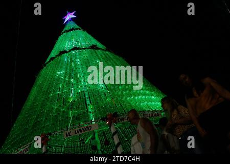 Guarulhos, Sao Paulo, Brasilien. Dezember 2023. GUARULHOS (SP), 16/2023 - DER GRÖSSTE RECYCELBARE WEIHNACHTSBAUM IN SAO PAULO - der größte Weihnachtsbaum mit Tierflaschen im Bundesstaat Sao Paulo, der drittgrößte in Brasilien, wurde am Samstag (16) in Guarulhos in Sao Paulo, Brasilien, eingeweiht. Haustiere alkoholfreie Getränkeflaschen werden von Einwohnern der Viertel in der Taboao Region (Guarulhos) recycelt und bilden den 18 Meter langen Baum, der jedes Jahr im ASCAD Sidneia Santos Court im Jardim Sao Domingos Viertel aufgestellt wurde und einst der größte Weihnachtsbaum in Tierflaschen von Bra war Stockfoto