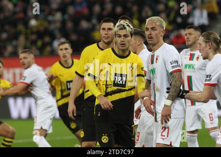 AUGSBURG, Deutschland - 16. Dezember 2023: Während des Bundesliga-Fußballspiels zwischen dem FC AUGSBURG und dem BVB Borussia DORTMUND in der WWK Arena in Augsburg am 16. Dezember. Dezember 2023 , Deutschland. DFL, Fussball, (Foto und Copyright bei ATP Images / Arthur THILL (THILL Arthur / ATP / SPP) Stockfoto