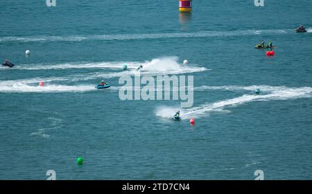 Pattaya, Thailand - 15. Dezember 2023: Wettkämpfe, Jetski-Rennen am Strand von Jomtien. Draufsicht Stockfoto