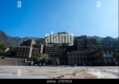 Rijal Almaa, Saudi-Arabien - 26. November 2023: Blick auf den zentralen Platz im historischen Dorf Rijal Almaa. Stockfoto