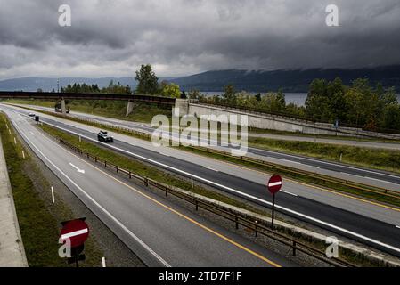Mehrere Fahrspuren hoher Weg unter bewölktem Himmel. Stockfoto